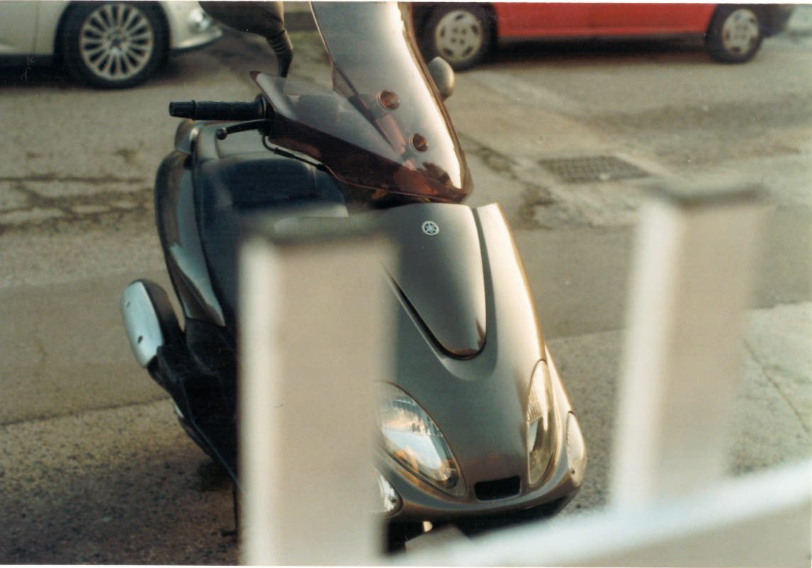 Scooter parcheggiato dietro una ringhiera