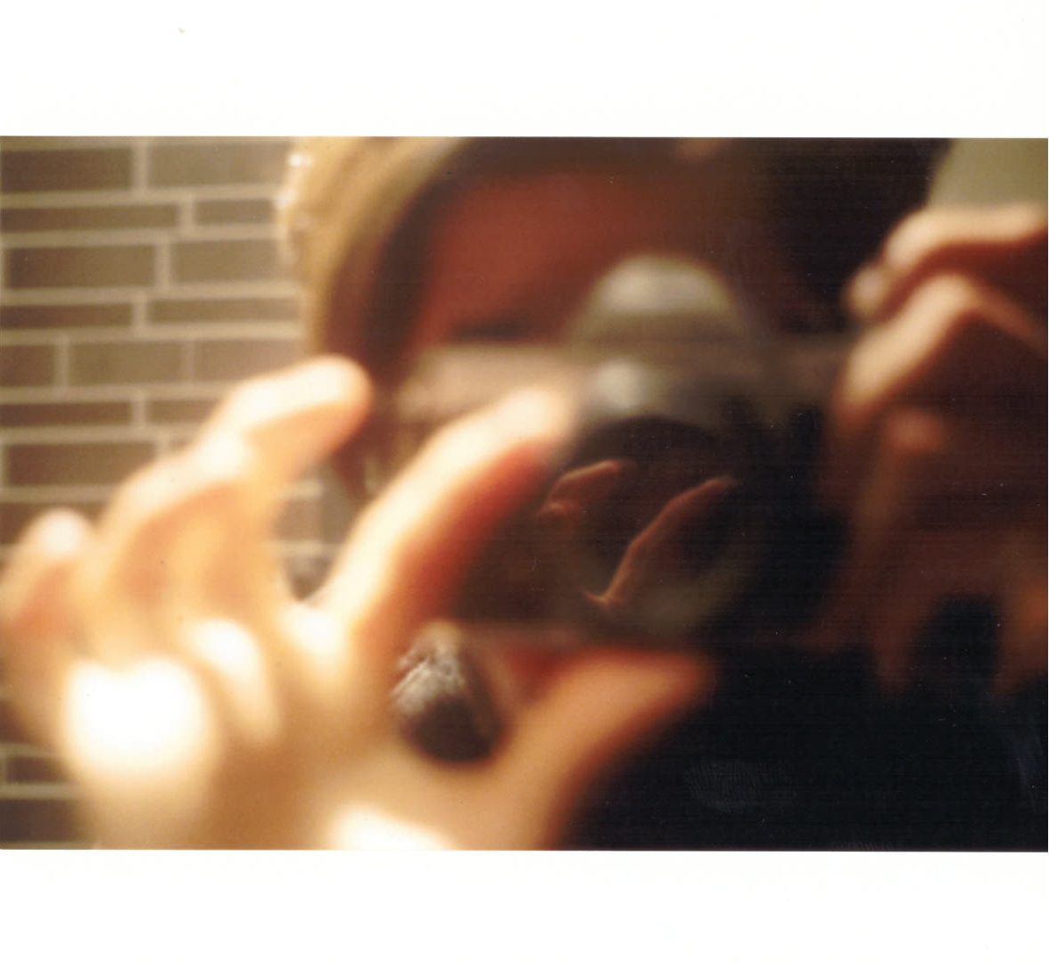 Mani che regolano l'obiettivo di una macchina fotografica