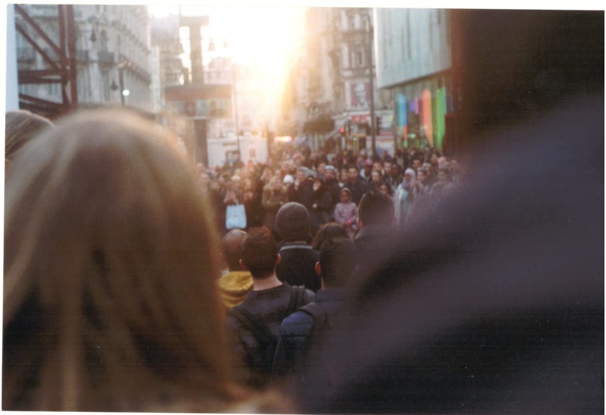 Folla in una strada al tramonto