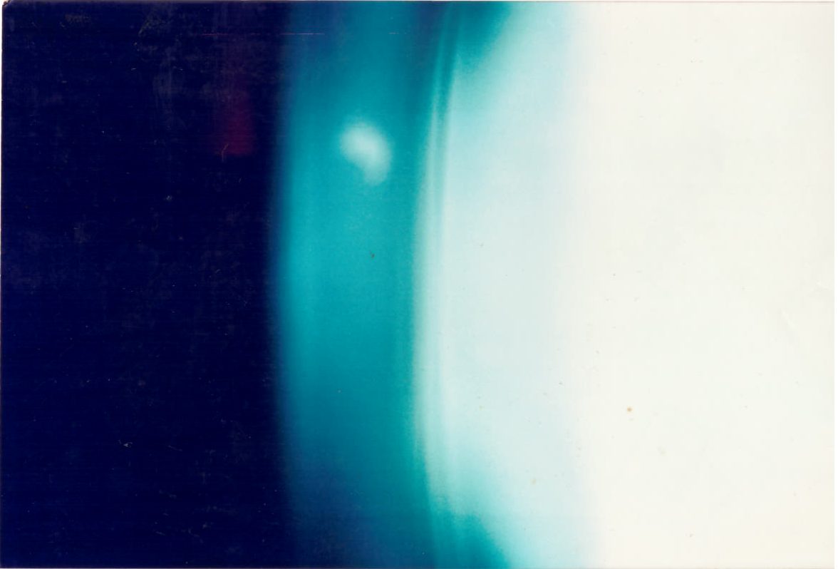 Luce blu che entra nella pellicola